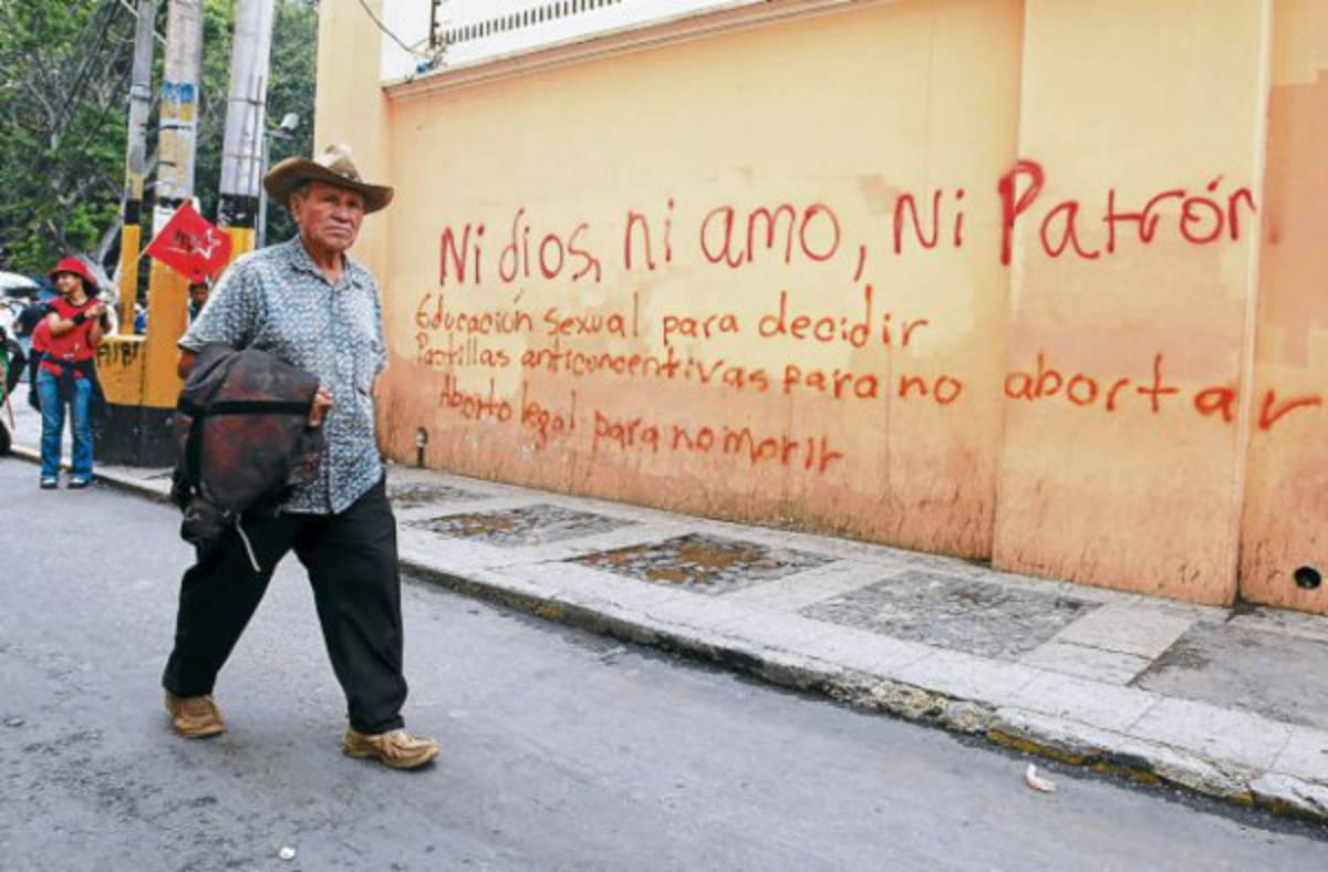 Manifestantes plagaron de grafiti la capital de Honduras