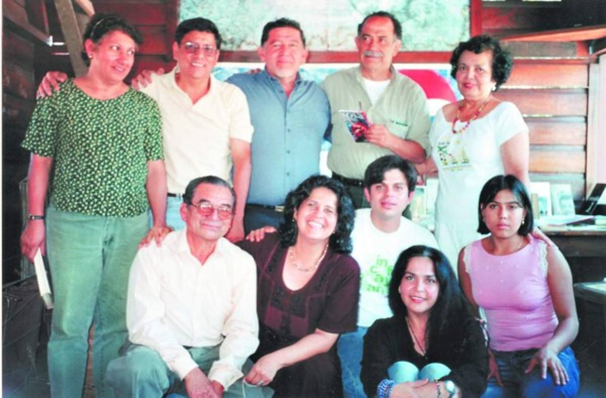 Enrique Ponce Garay entre libros, cine y amigos