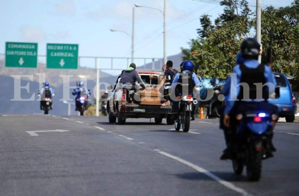 Los policías custodiaron el recorrido de la familia hasta el cementerio el Durazno, donde fue enterrado el joven. Foto: Emilio Flores/EL HERALDO.