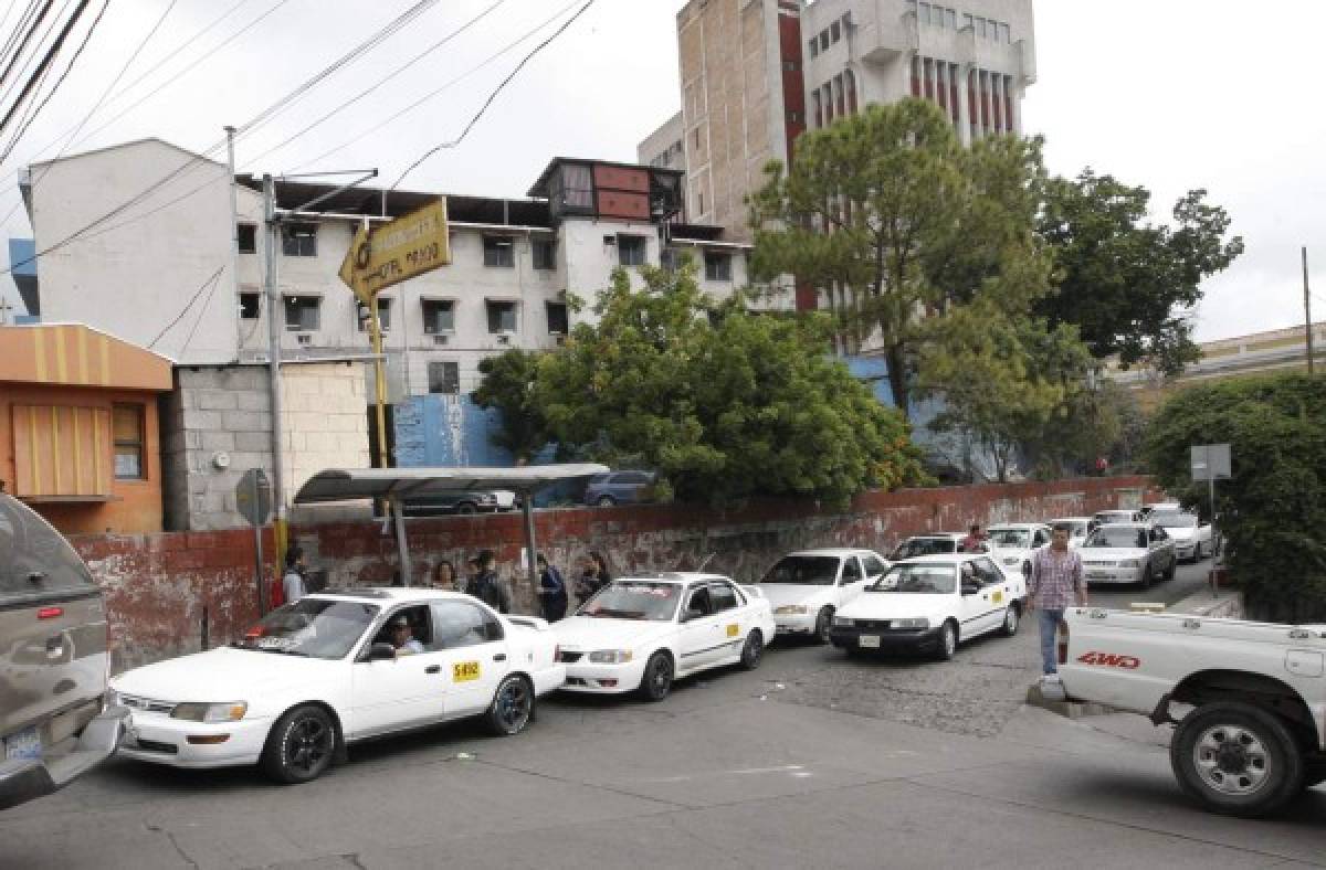 Gobierno otorga préstamos para mejorar flota de taxis