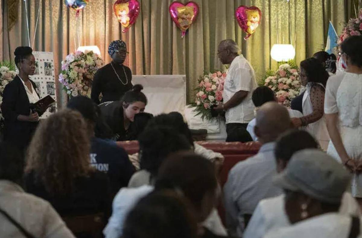 Familiares y amigos asisten al funeral de la niña Anadith Tanay Reyes Álvarez.