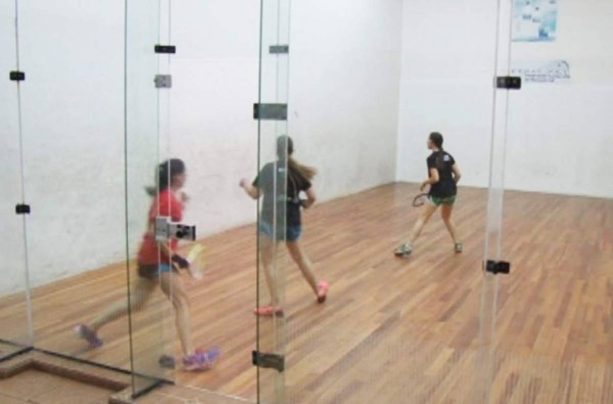 Ejercítate, suda y adelgaza practicando ráquetbol