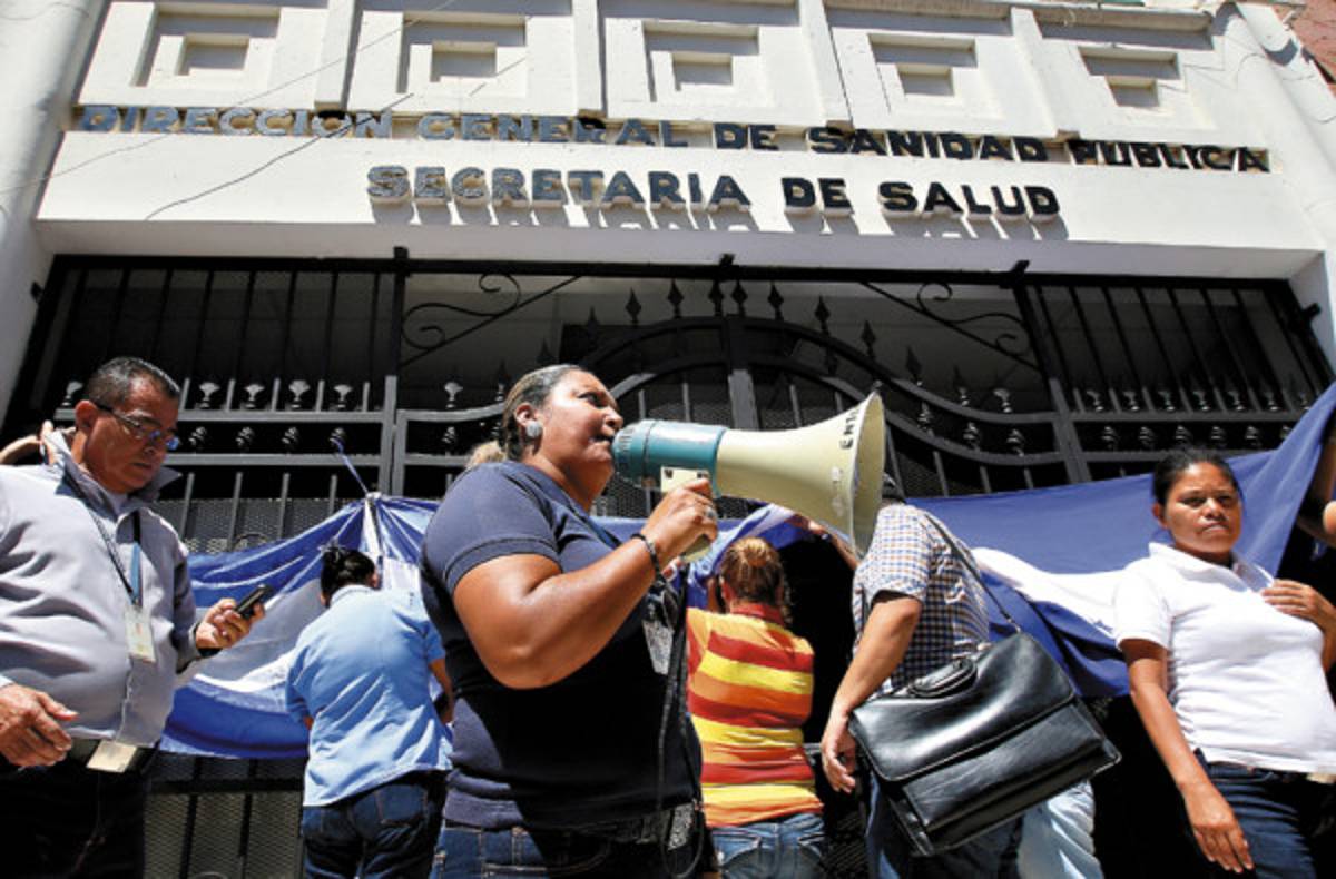 Empleados de Salud se toman la Secretaría