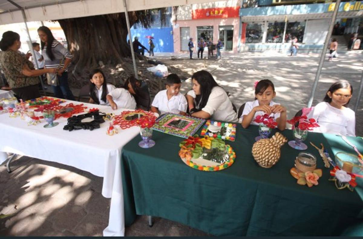 Megaexpoferia del reciclaje cautiva a decenas de clientes en la capital de Honduras