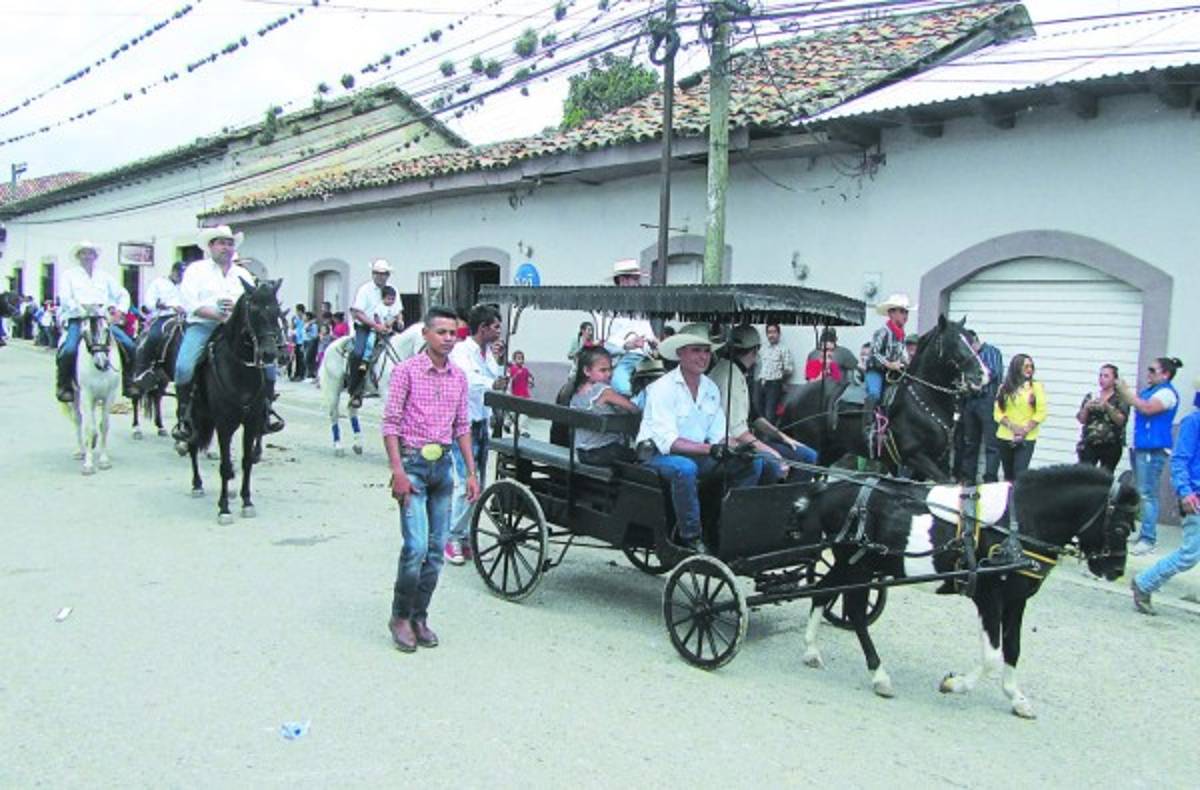 Demostración de cultura y belleza en el Festival Nacional del Maíz, Festima