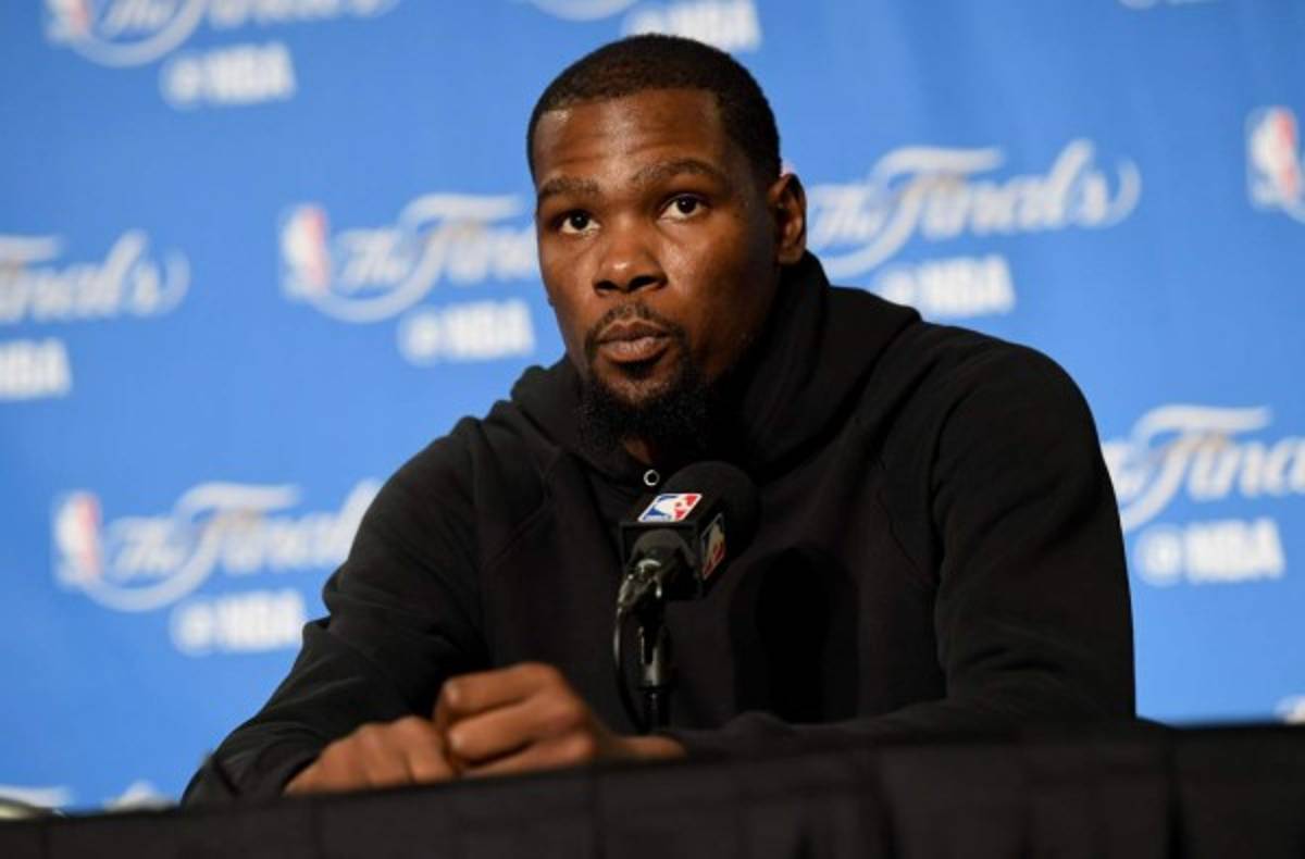 Durant y Warriors aplastan a Cavaliers en inicio de playoffs NBA