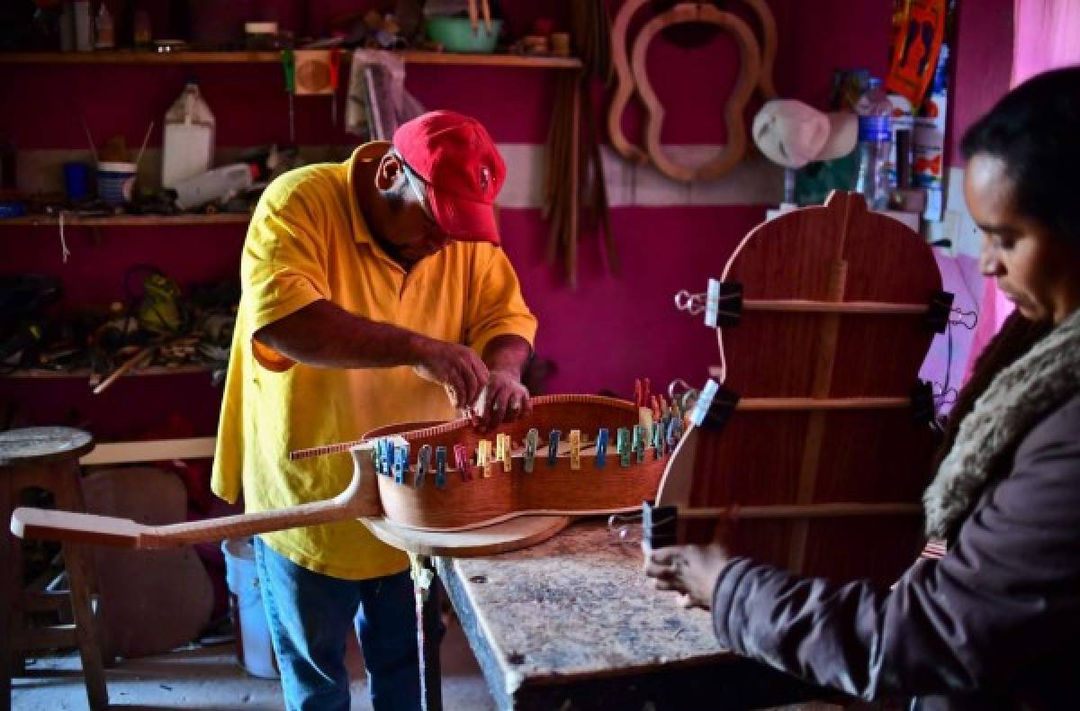 La guitarra del filme 'Coco' marca un nuevo ritmo a artesanos mexicanos