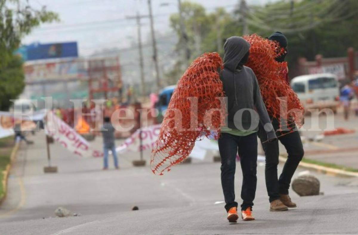 Se calientan los ánimos entre policías y estudiantes en protesta de la UNAH