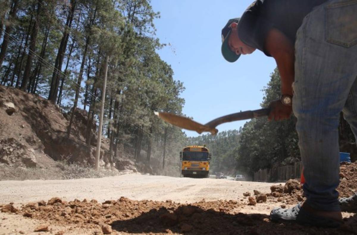Los baches y las fallas geológicas, riesgos en carretera a oriente