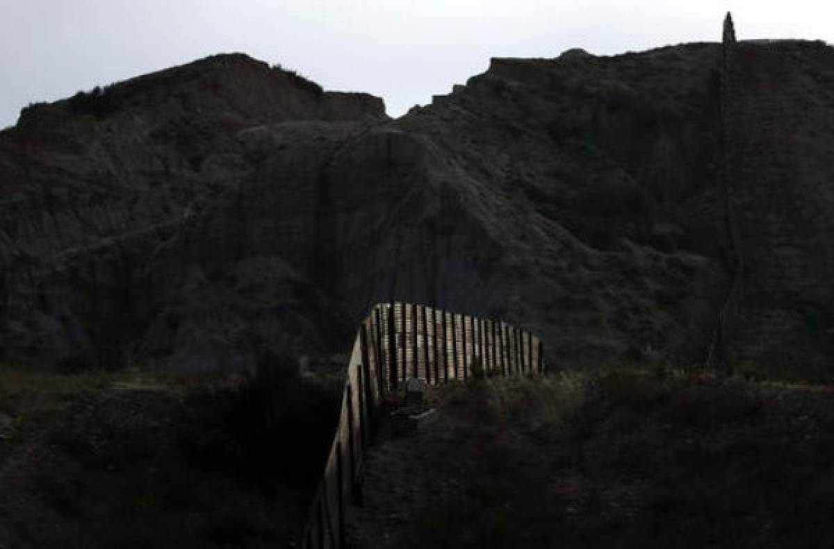 Estados Unidos publica calendario para construcción de muro en la frontera con México