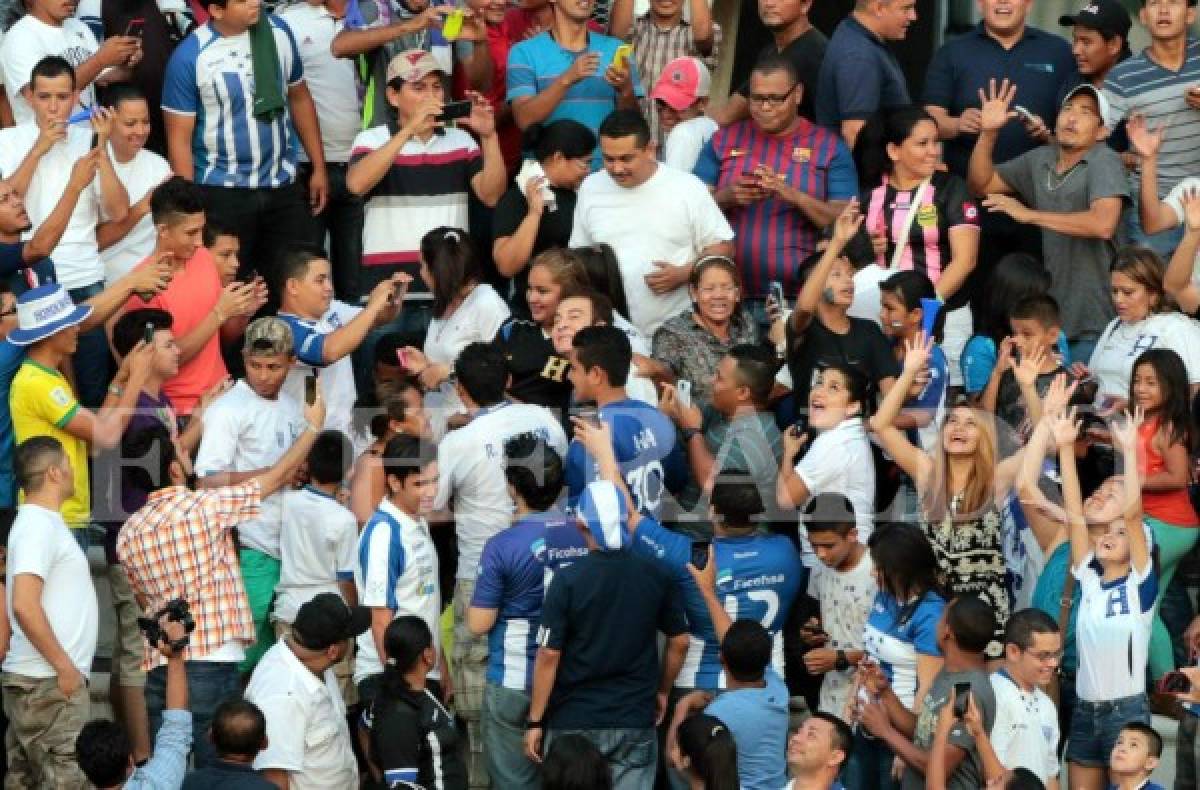 Todos querían sacarse una fotografía con Salvador Nasralla mientras se paseaba por las graderías del estadio, foto: EL HERALDO.