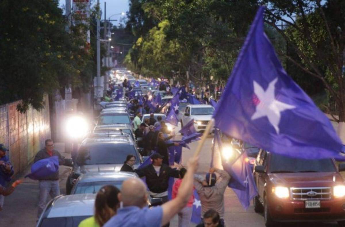 Nacionalistas realizan la 'Caravana de la Victoria' en la capital