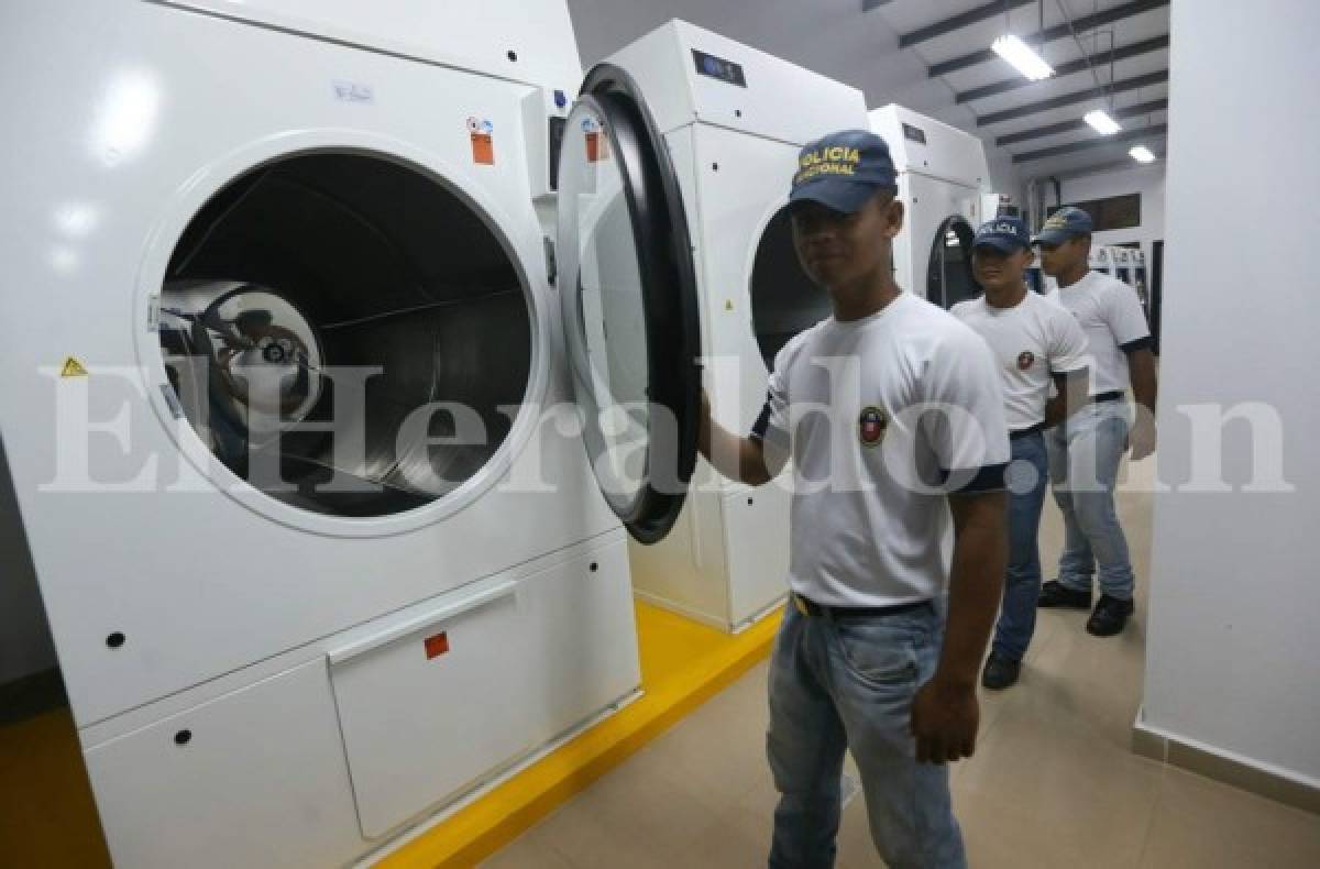 La lavandería tiene capacidad para lavar 550 libras de ropa a la vez. Esta área del complejo también cuenta con secadoras y planchadoras. Foto Alex Pérez/EL HERALDO