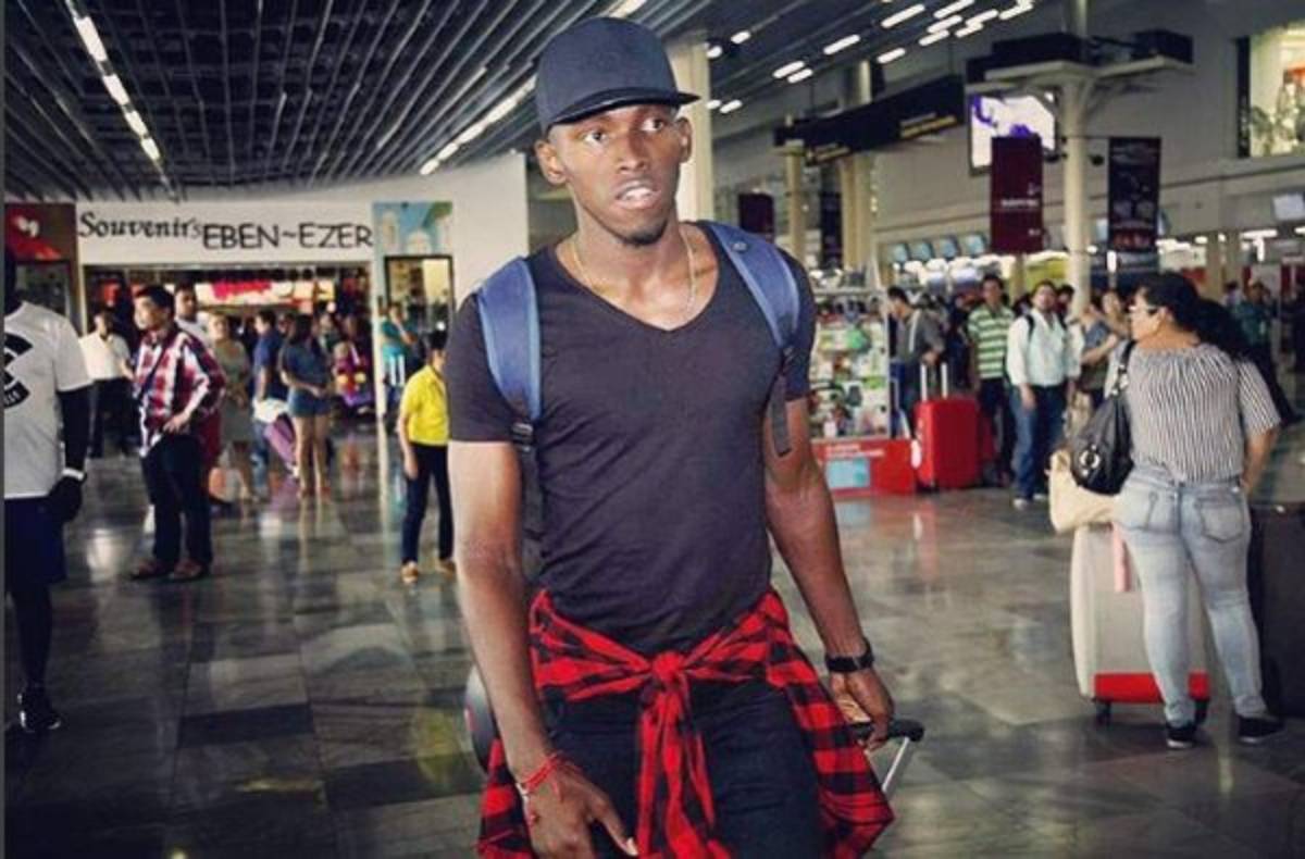 Hondureño Alberth Elis presume un lujoso BMW con sus iniciales