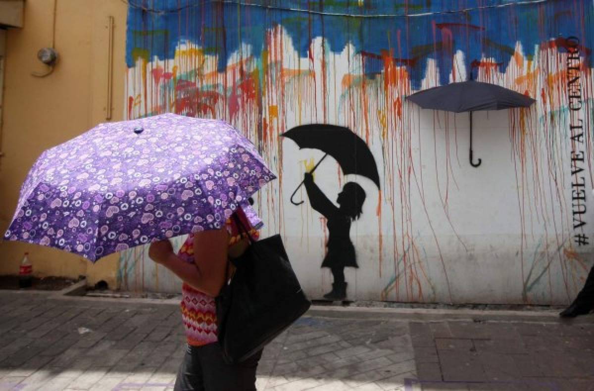 Pequeños murales reviven insignes espacios públicos