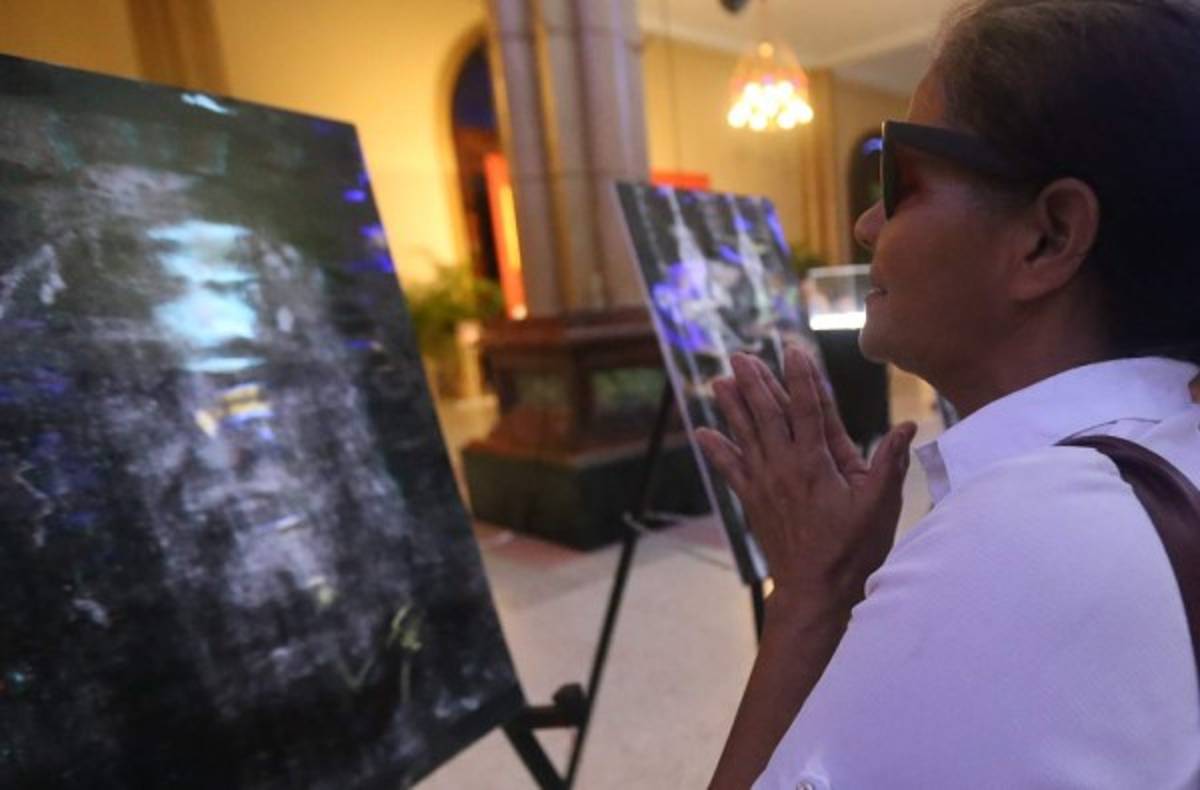 Frente a Sábana Santa, devotos oran por la paz