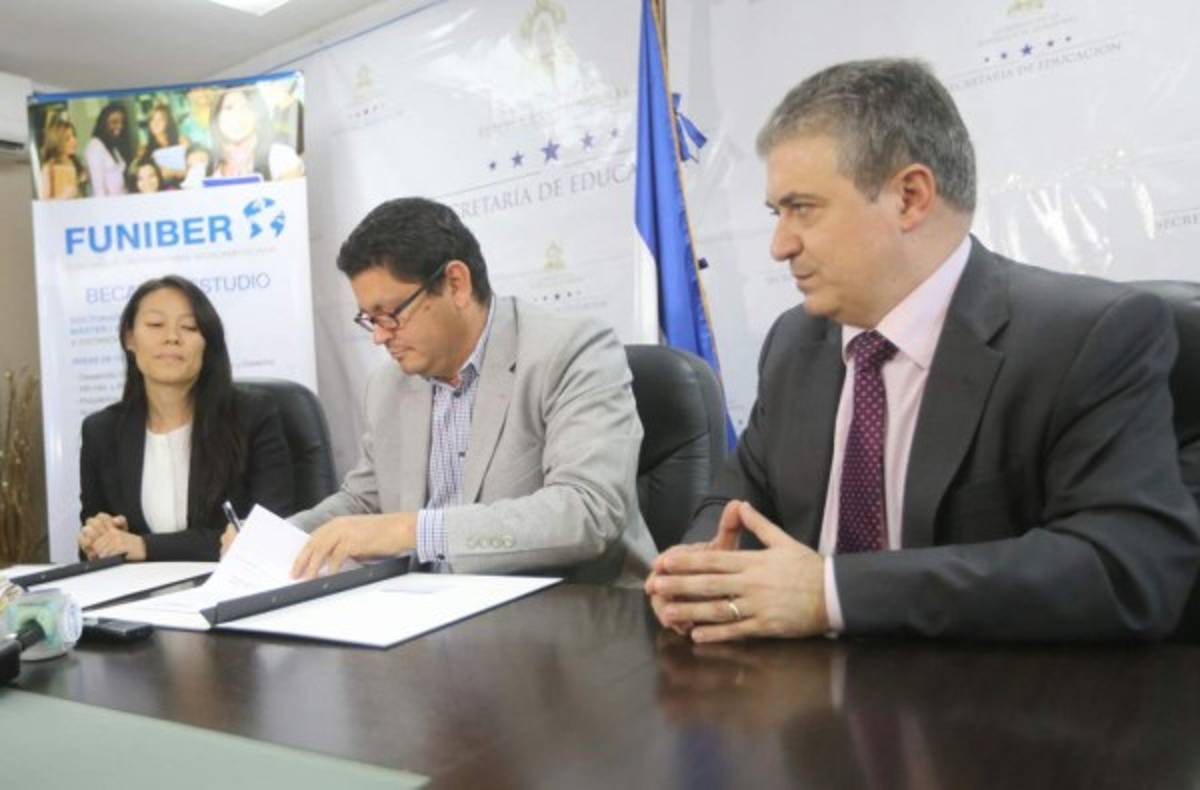 Educación y Funiber firman convenio de becas para docentes