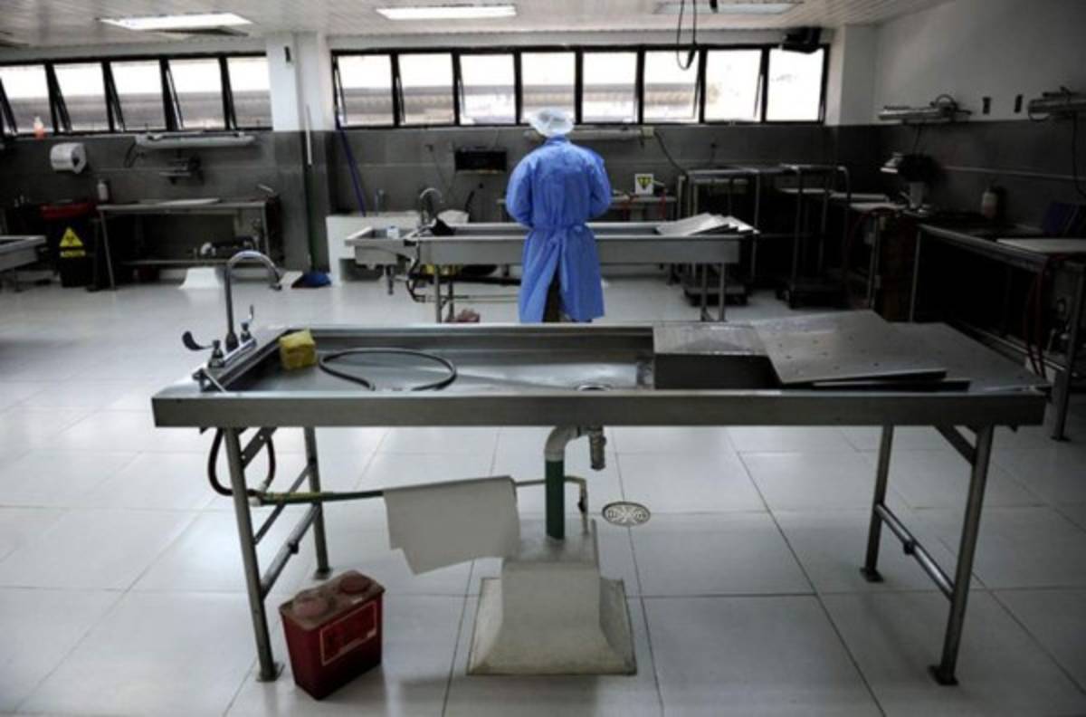 Hombre amanece desnudo en una morgue tras borrachera