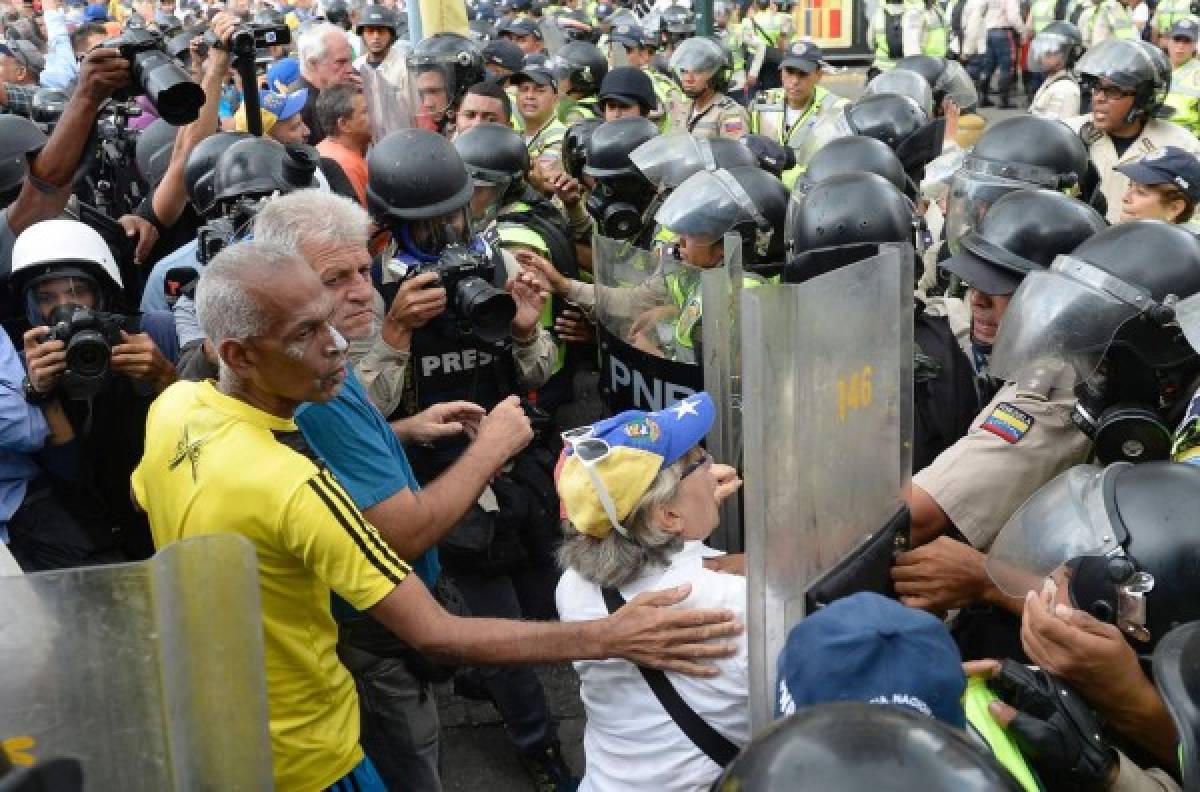 Policías dispersan gas pimienta en marcha de ancianos en Venezuela  