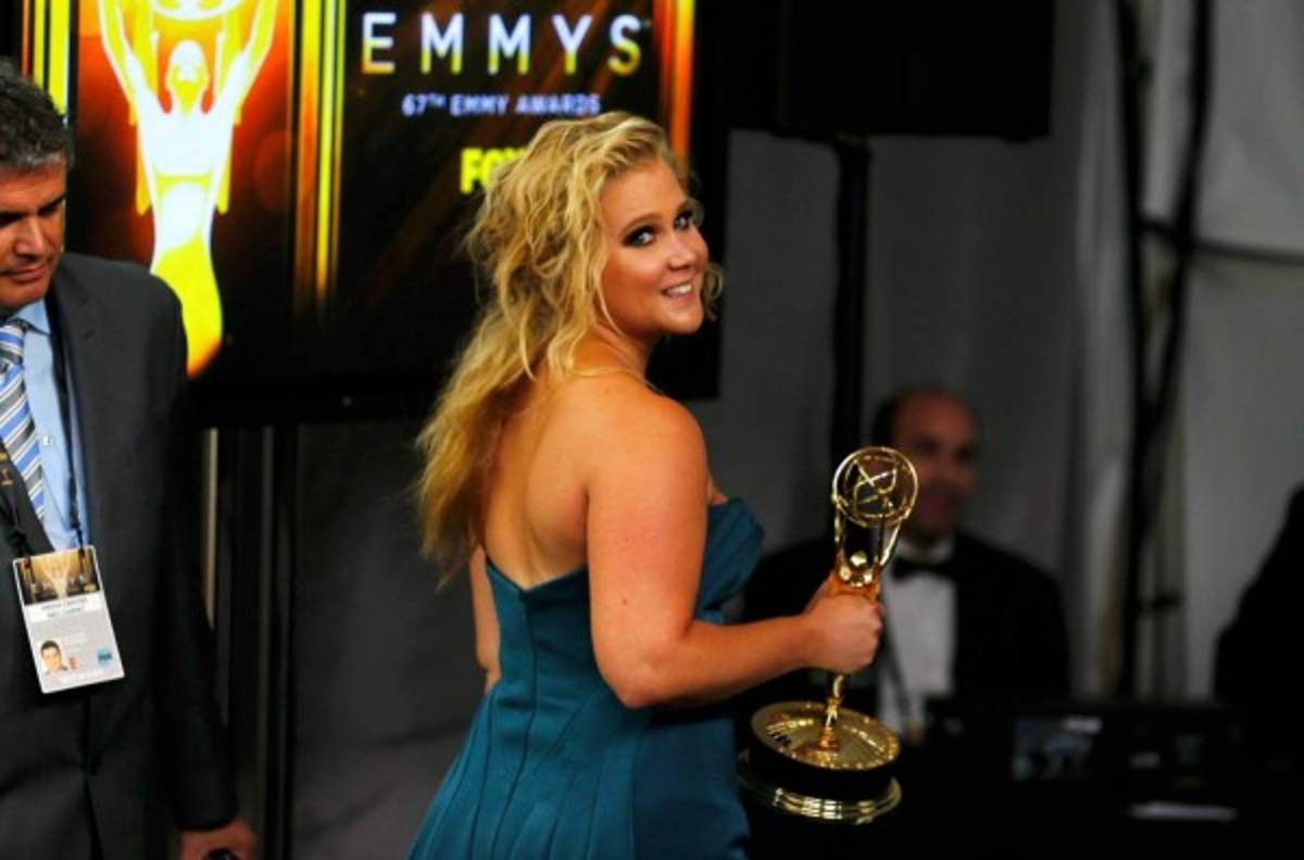 Amy Schumer se convierte en una sensual barbie de talla grande