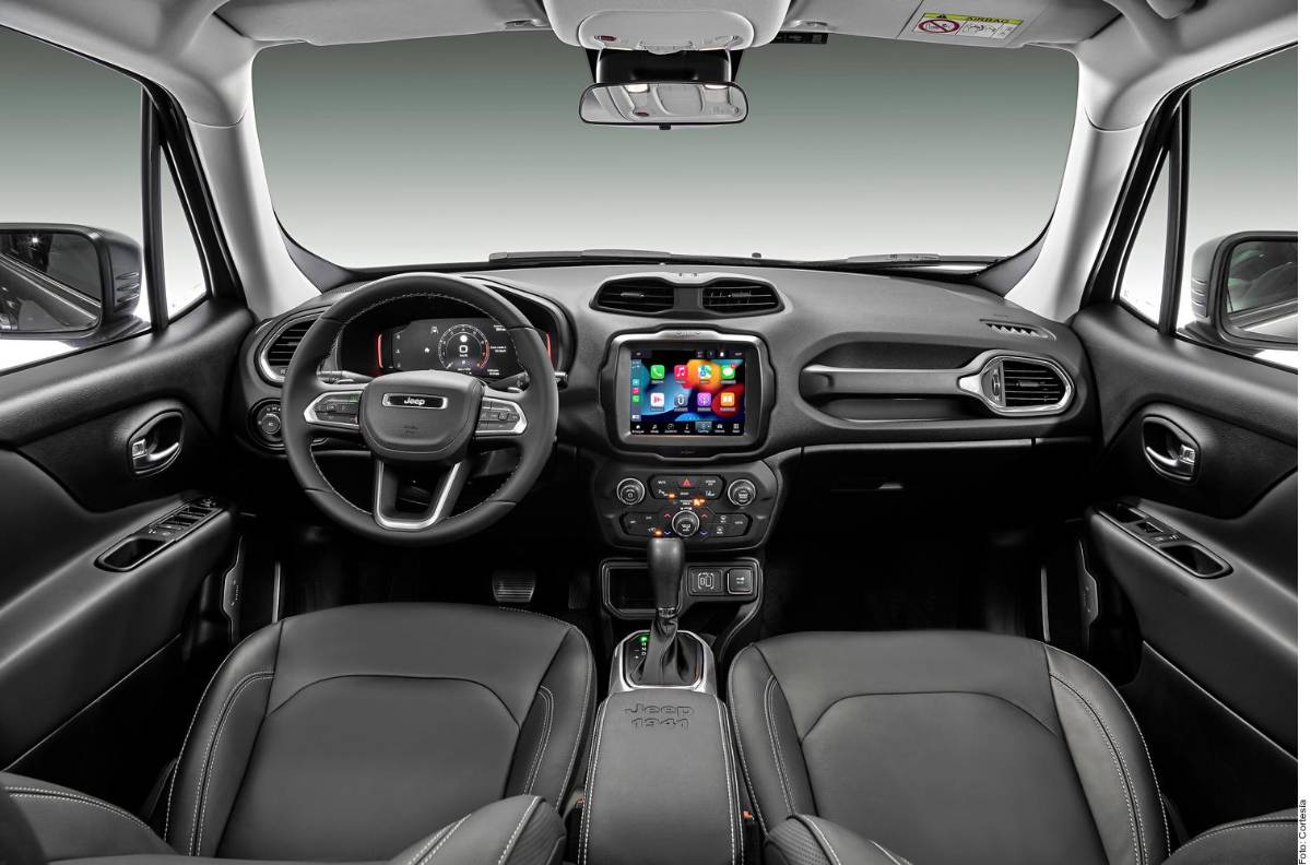 En el interior, uno de los cambios más relevantes son las paletas de cambios de velocidad en el volante, que permiten una cómoda conducción en trayectos de alta velocidad.