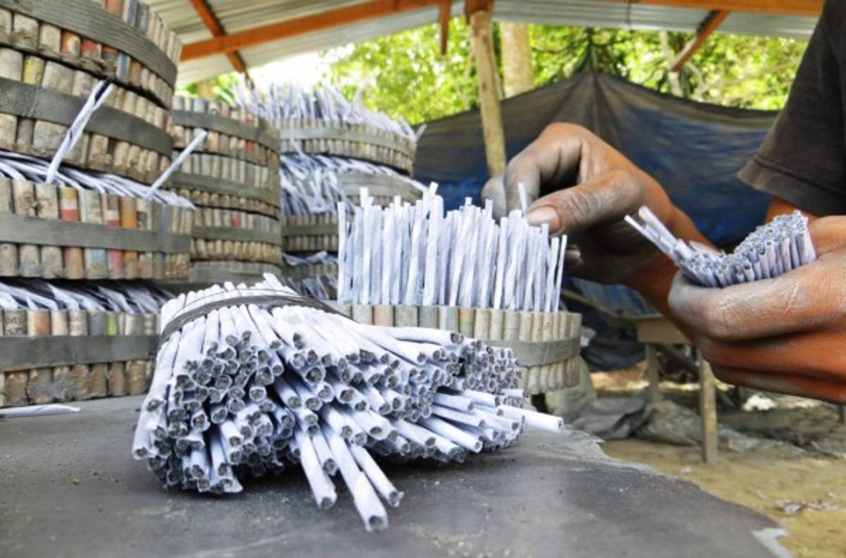 Mano de obra infantil en la riesgosa elaboración de cohetes en Copán