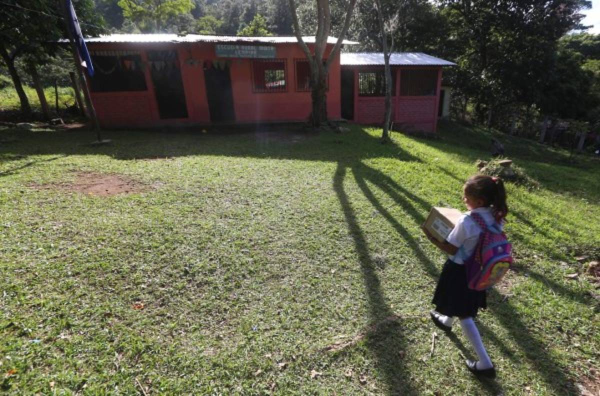 EL HERALDO y CEPUDO donan mobiliario en centros educativos