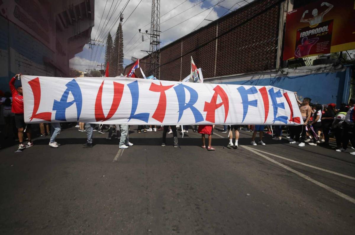 Con show de luces y al ritmo de la percusión: Así llegó la barra del Olimpia al estadio Nacional