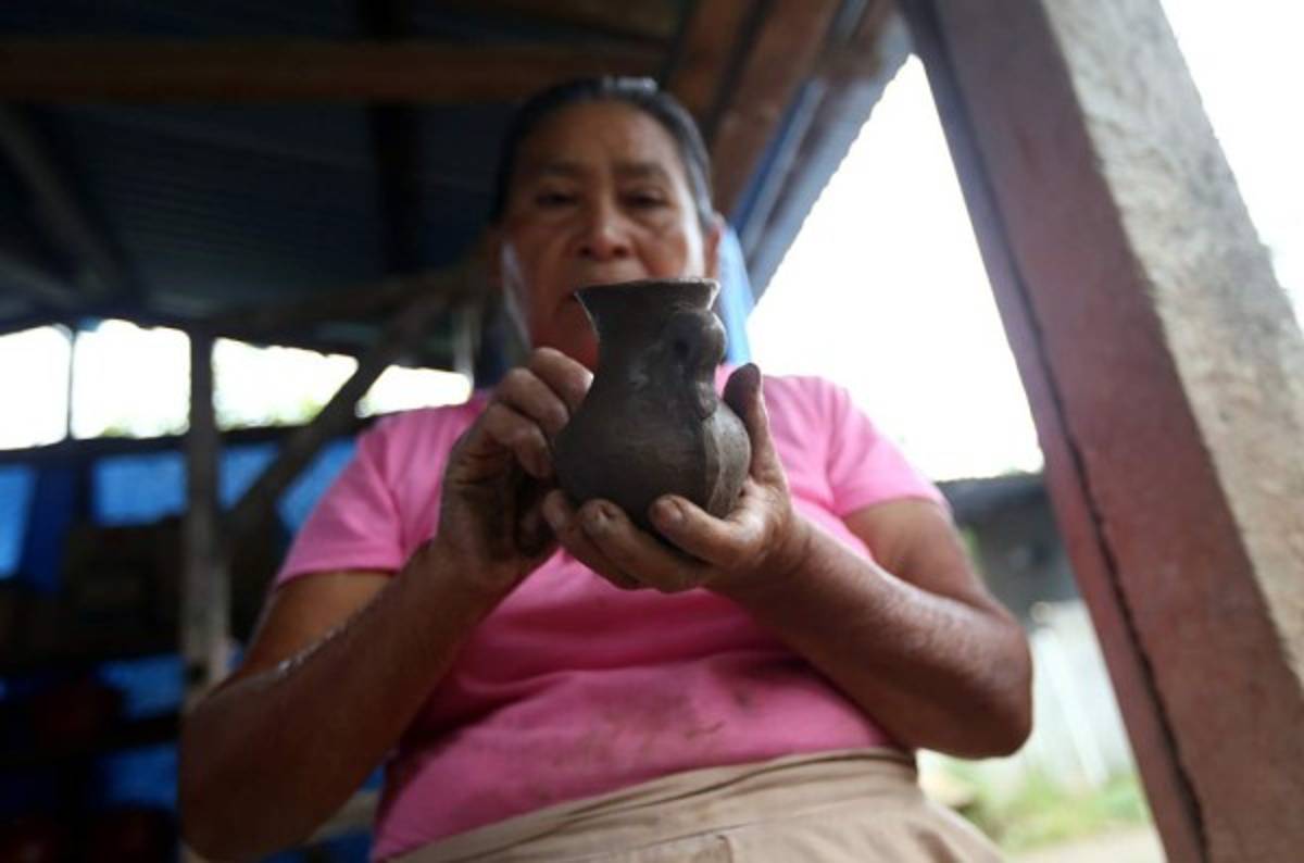 Olivia Pérez, prodigiosas manos que tallan el barro