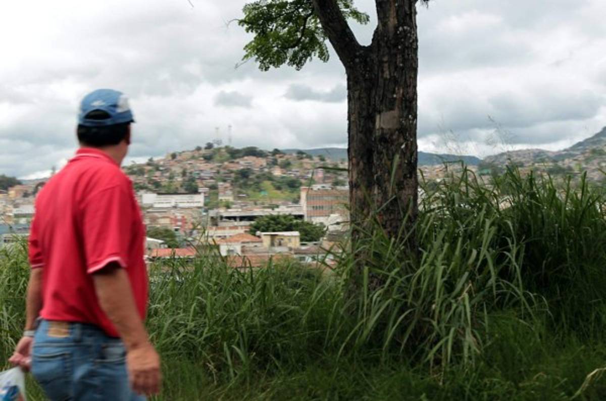 Sitiada Tegucigalpa por predios atestados de maleza