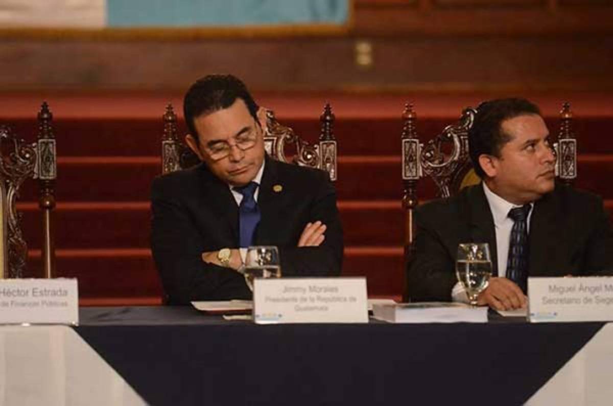 Momento en el que Jimmy Morales fue captado durmiendo en lo presentación