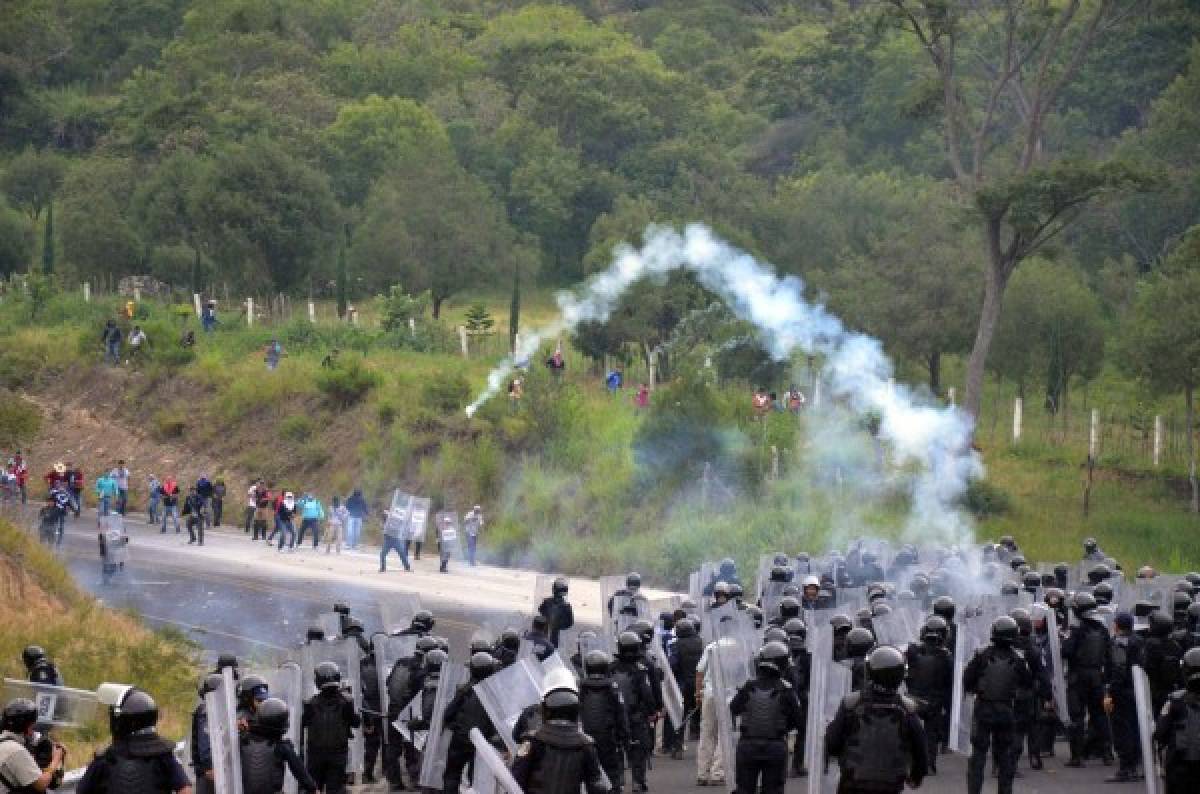 Compañeros de 43 estudiantes de Ayotzinapa se enfrentan con policía  