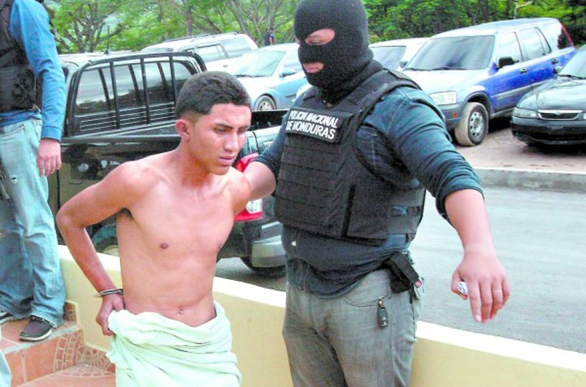 Involucran a mareros en crimen de taxista