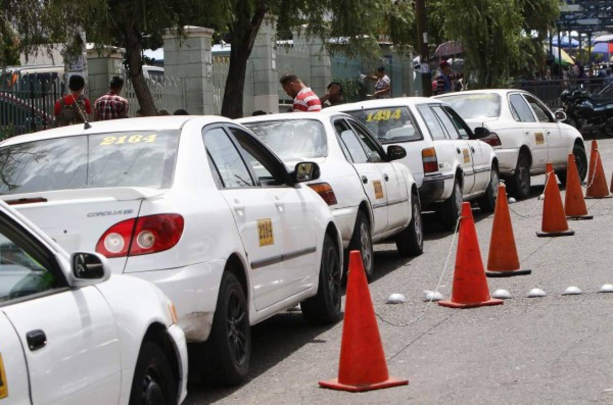 A medio vapor el servicio de taxi por tomas de gaseras en la capital de Honduras