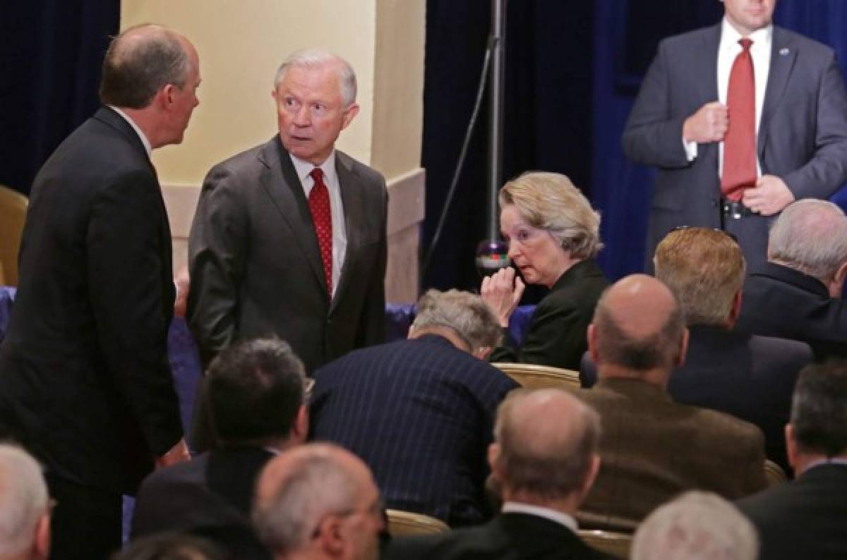 Secretario de Justicia de Estados Unidos pide renuncia de 46 fiscales federales