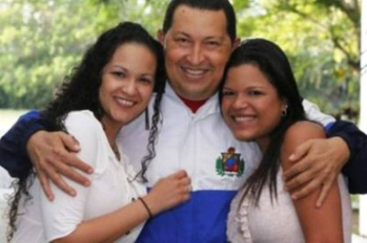 Maduro no puede sacar a hijas de Chávez de residencia presidencial