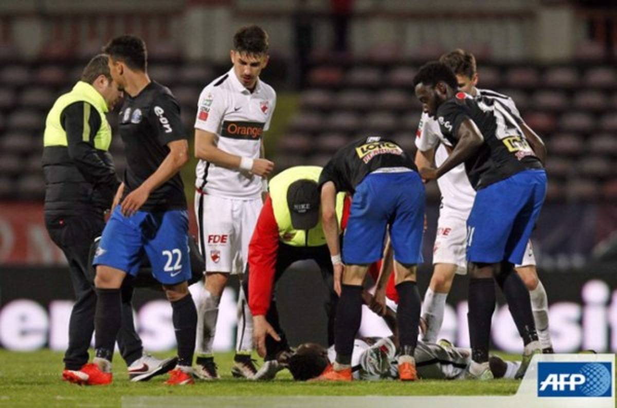 Muere futbolista camerunés tras desplomarse en partido en Rumanía
