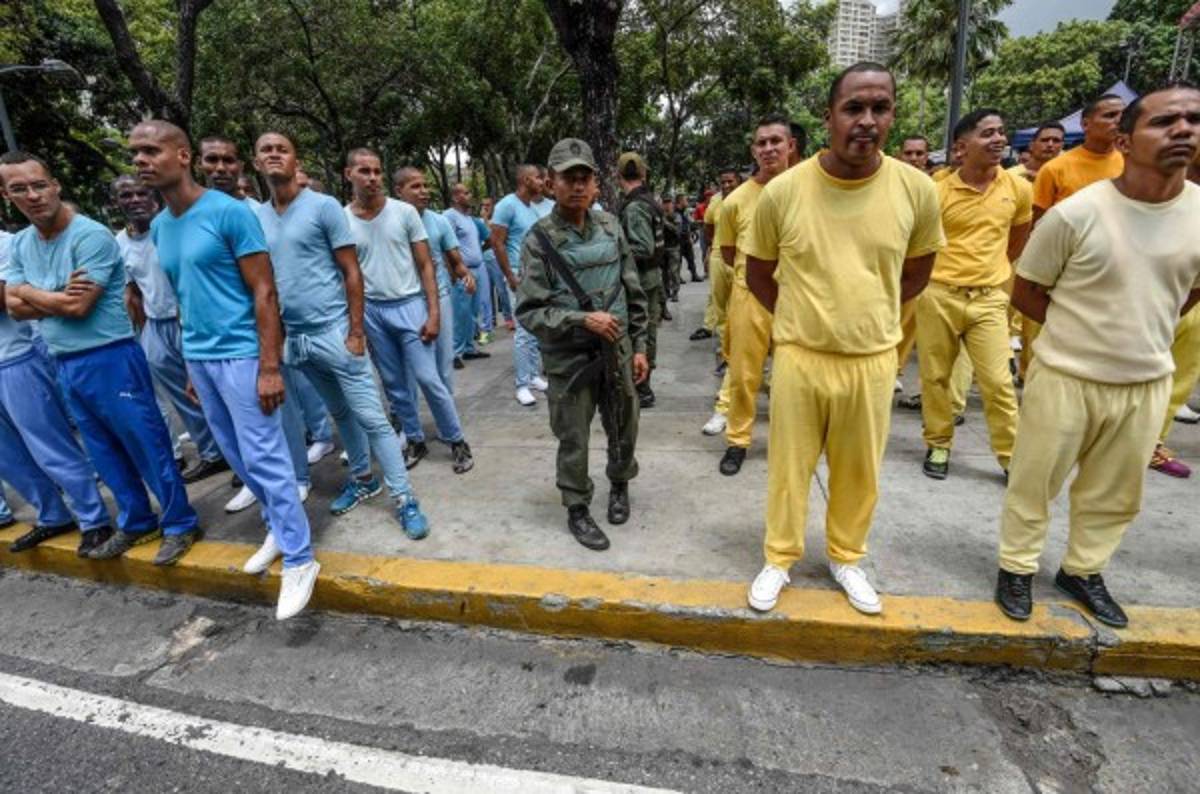 Gobierno venezolano saca presos a la calle a protestar contra revocatorio