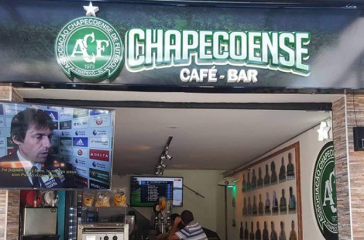 Colombia honra al Chapecoense con un 'café-bar' en Medellín  