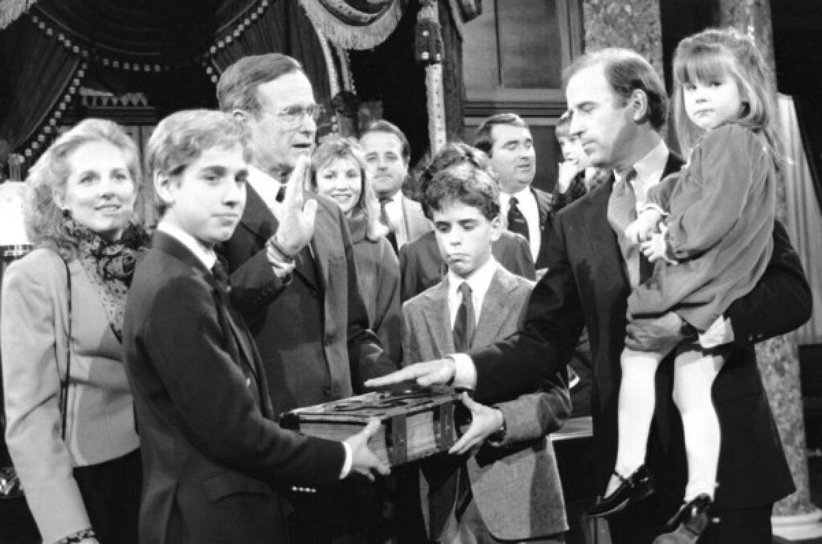 Joe Biden cuando era Senador sostiene a su hija Ashley mientras toma juramento con el vicepresidente George H.W. Bush el 3 de enero de 1985. Foto: AP