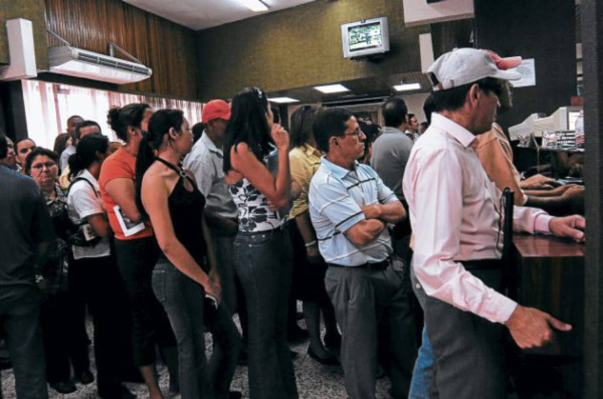 Empresas exponen productos en feria