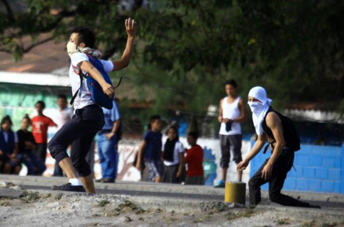 Nueve estudiantes heridos dejan violentas protestas en Tegucigalpa