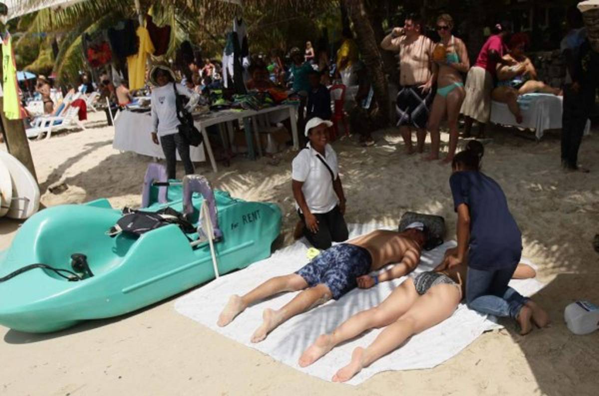 Los norteamericanos son los principales clientes de las isleñas y sus relajantes manos, foto: Emilio Flores / EL HERALDO.