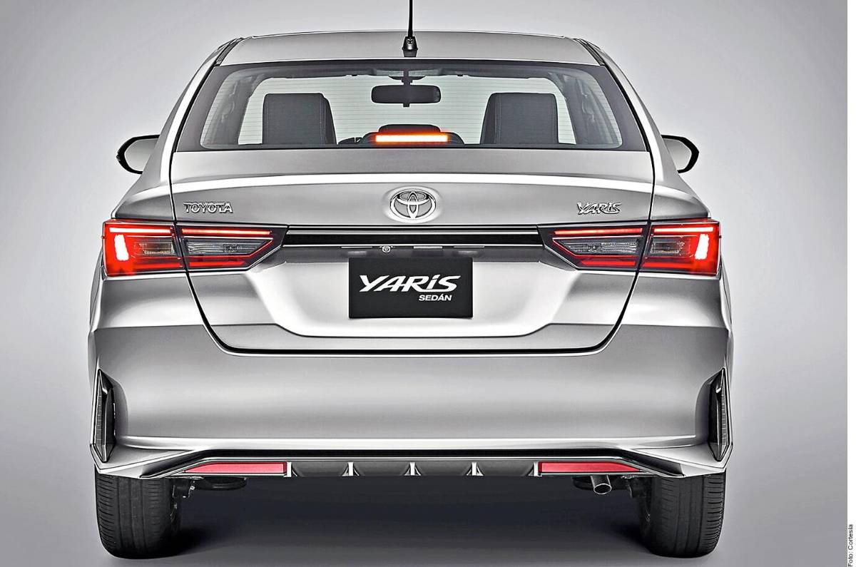 En el exterior se puede percibir un nuevo diseño de luces traseras y delanteras, ambas en LED, y un atractivo juego de rines de 15 y 16 pulgadas bitono.