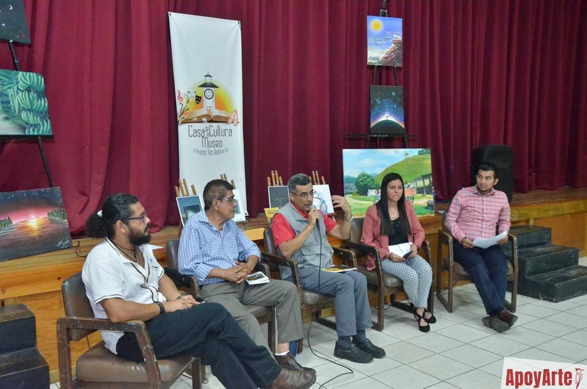 Poetas hondureños también tuvieron la oportunidad de disertar sus libros ante la audiencia.