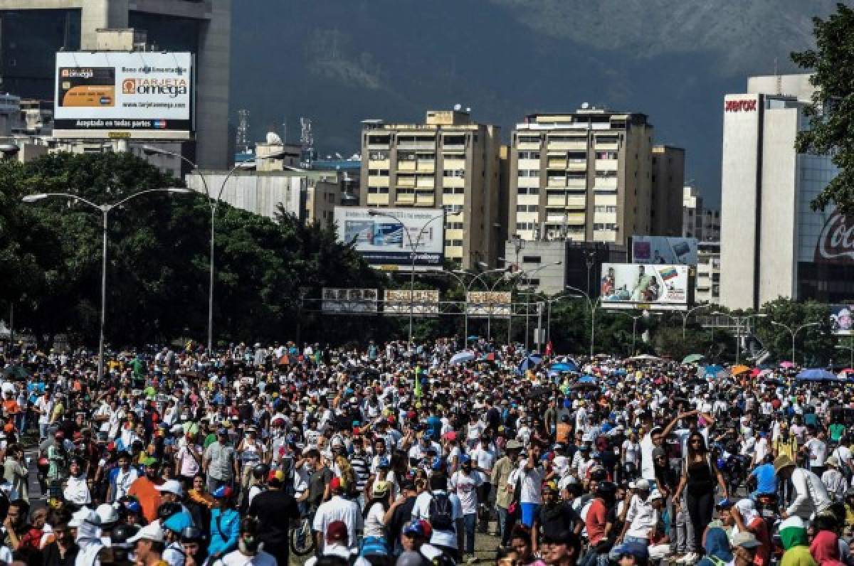 Oposición venezolana reta a Nicolás Maduro con nueva marcha este miércoles