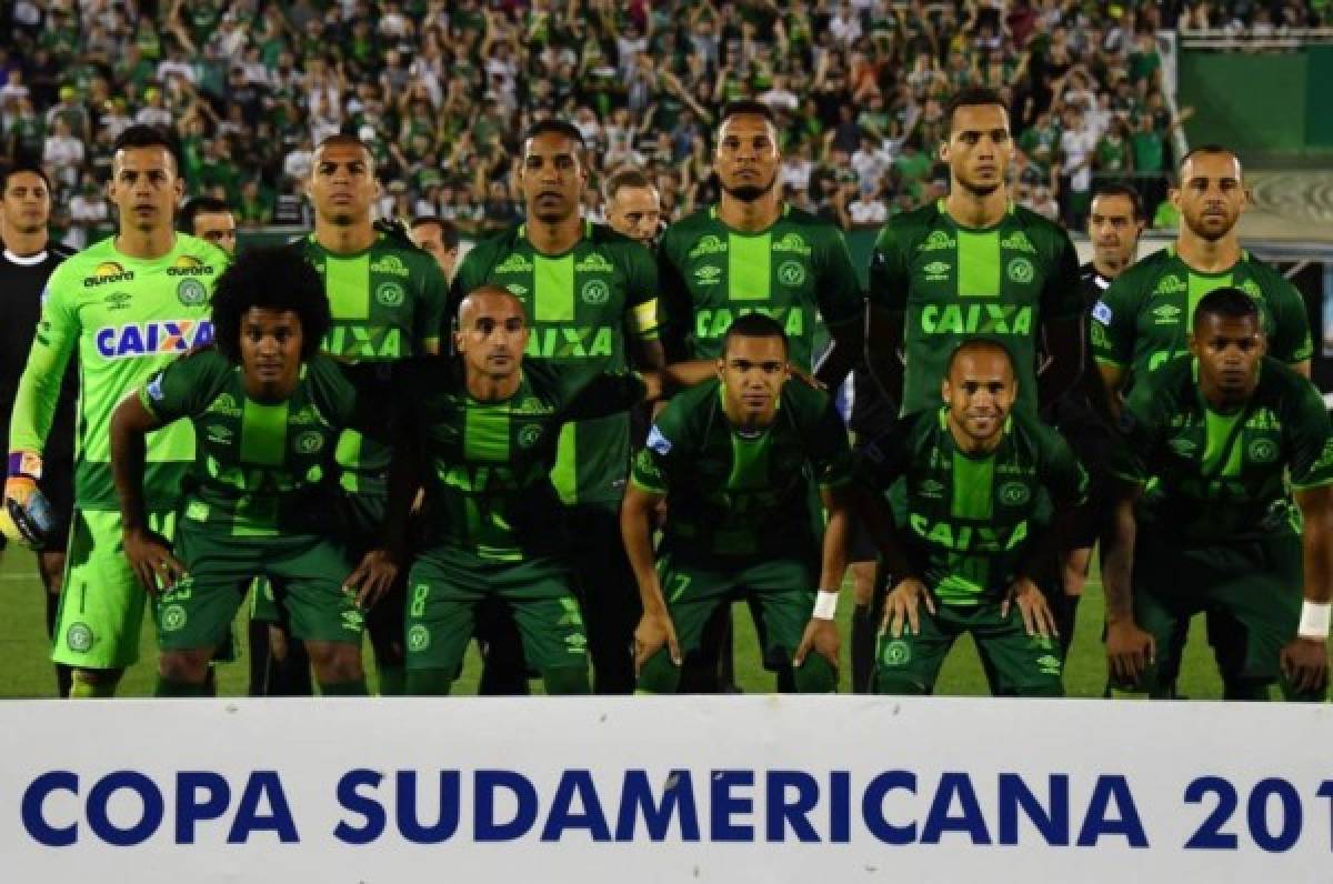Avión con futbolistas del Chapecoense de Brasil se accidenta en Colombia  