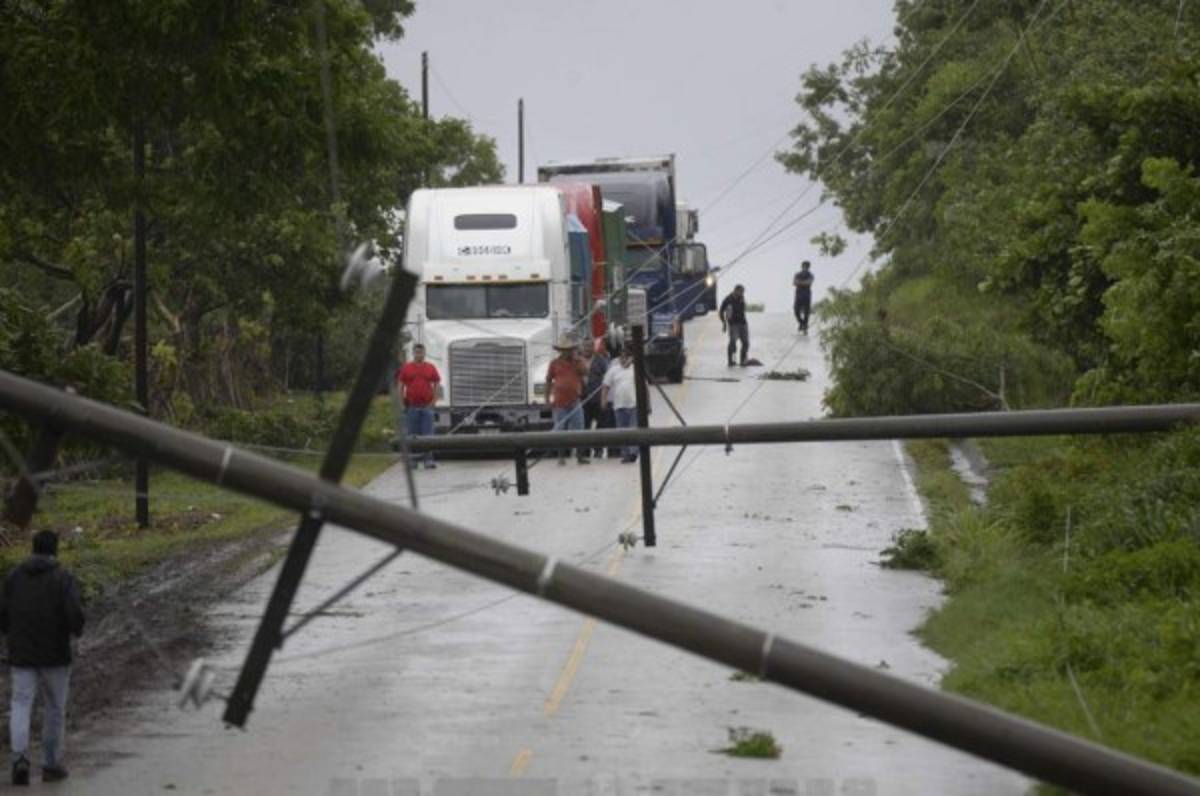 Huracán Earl toca tierra guatemalteca y provoca lluvias