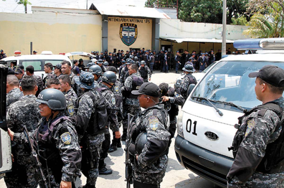 En ambiente tenso y hostil, recogen evidencias en penal del norte de Honduras