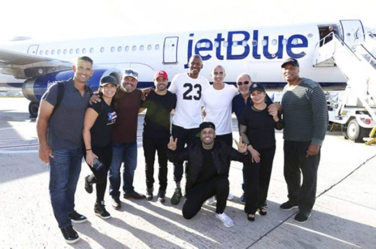 Luis Fonsi y sus amigos llegan a Puerto Rico con suministros 